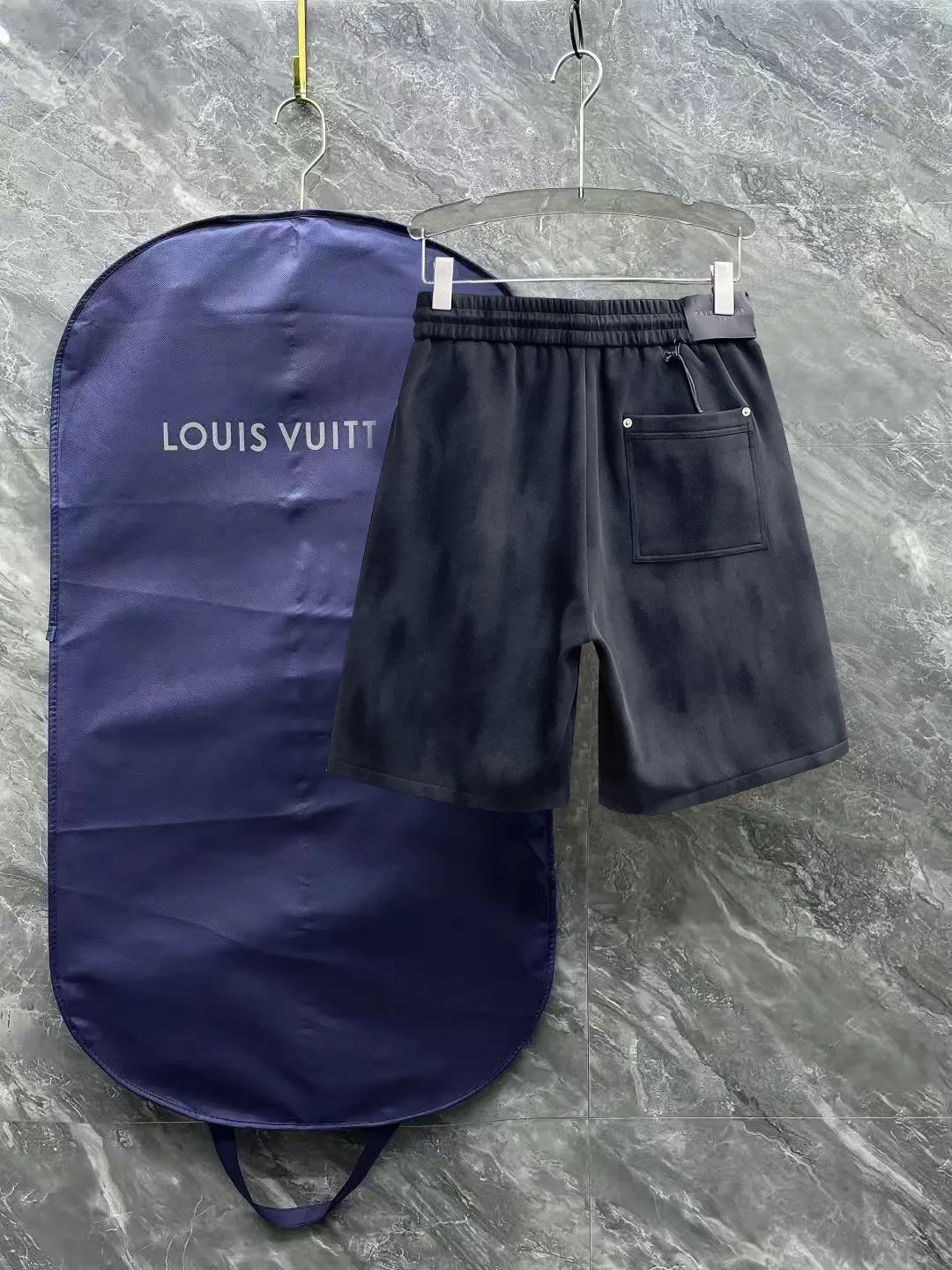 Balenciaga's three-standard complete 2026 summer New Arrival men's casual shorts, advanced custom-made Breathable fabric, Breathable fabric, extremely stretchy and comfortable, impeccable details, top-grade accessories, original logo design concept, delicate and soft feel! The upper body fit is awesome! Size: M-XXXL Please state your height and weight when ordering